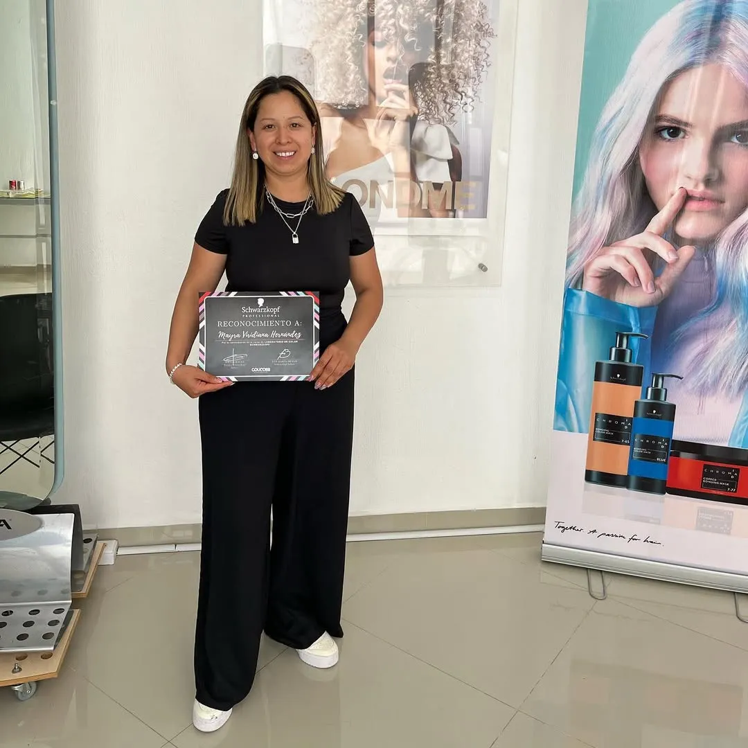 Mayra Martínez - Certificación por Schwarzkopf Professional