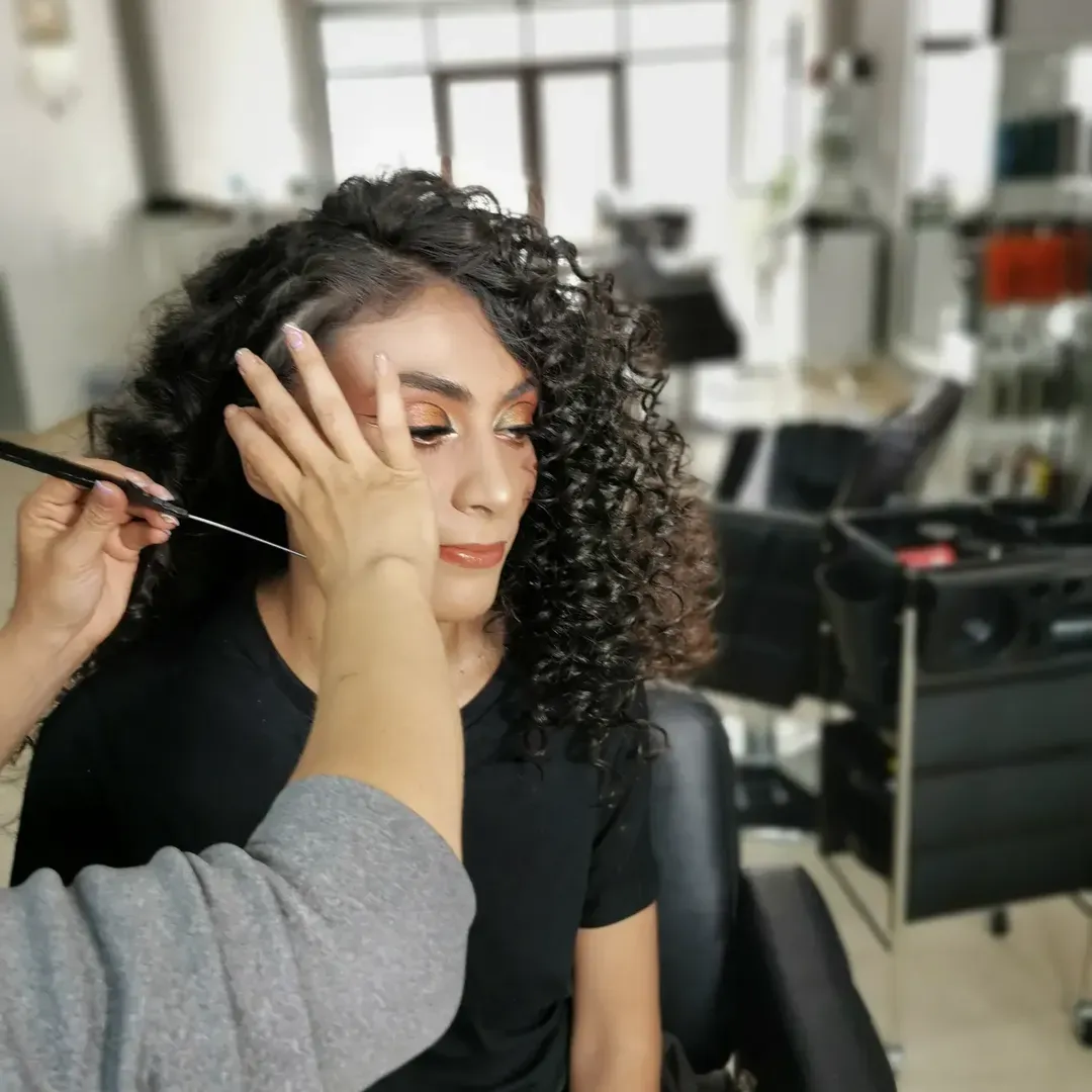 Proceso de estilizado editorial en Mayvi Beauty Salon